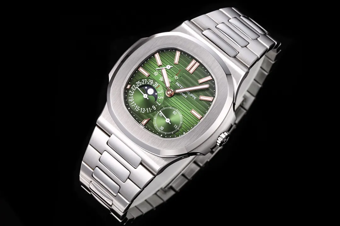【Top replica】💰5320! Patek Philippe Nautilus 5712/1A-001 multi-function watch combines classic aesthetics and brings together the best of the past! [Case] ​​The size of the watch is 40 mm. The pillow-shaped case, which is the same as the original, adopts a combination of two processes: front brushing and side polishing, which has a clear sense of layering and full texture. Showing exquisite craftsmanship. [Strap] The original strap is tailor-made one to one. The central polished part of each strap can show the shape of a diamond, showing a high-end texture. [Movement] 3K Factory uses a customized version of PP.Cal.240 PS IRM C LU movement, which perfectly restores the original, date, true kinetic energy, and true moon phase functions. 3K ingenious work, welcome all watch friends to taste it!